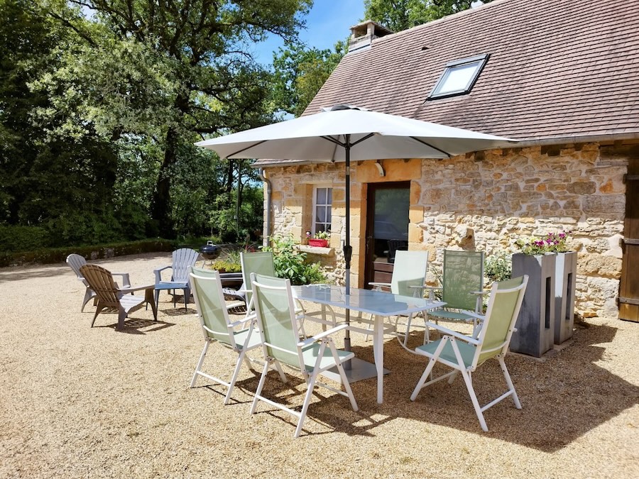 Domaine-de-nineyrolle-gites-chambres-d-hotes-dordogne-terasse
